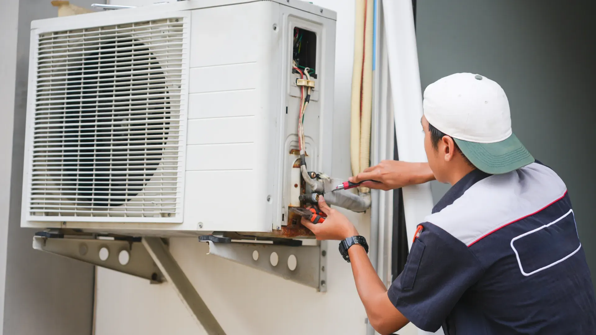 Técnico instalando ar condicionado